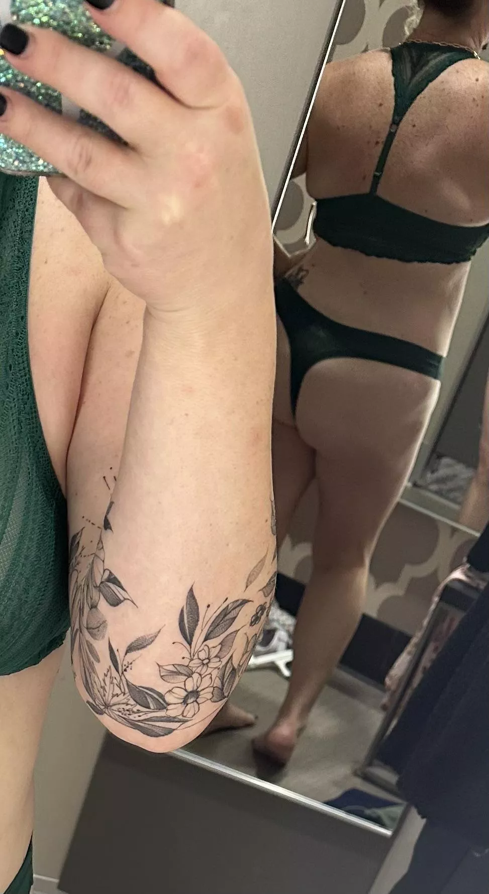 Fitting room 🍑 views 🖤 posted by PeachyTeach420