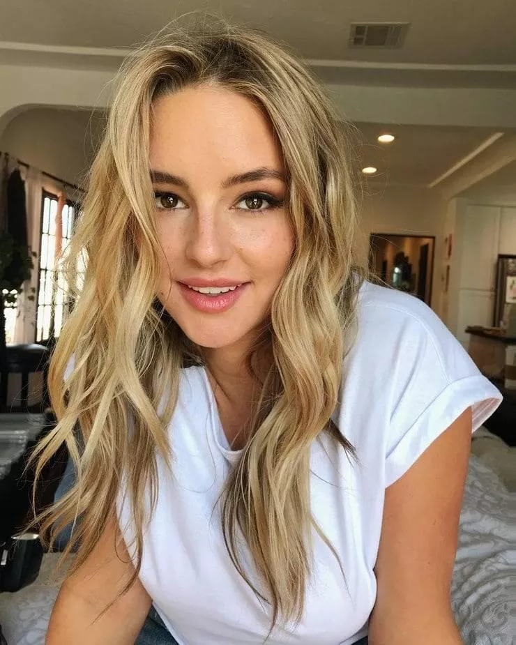 Hassie Harrison posted by sagar9175