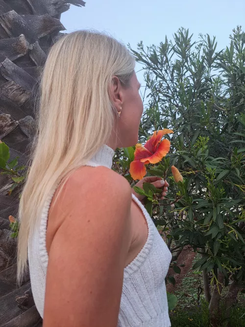 I find braless looks most comfy and stylish  by vulpesnudista