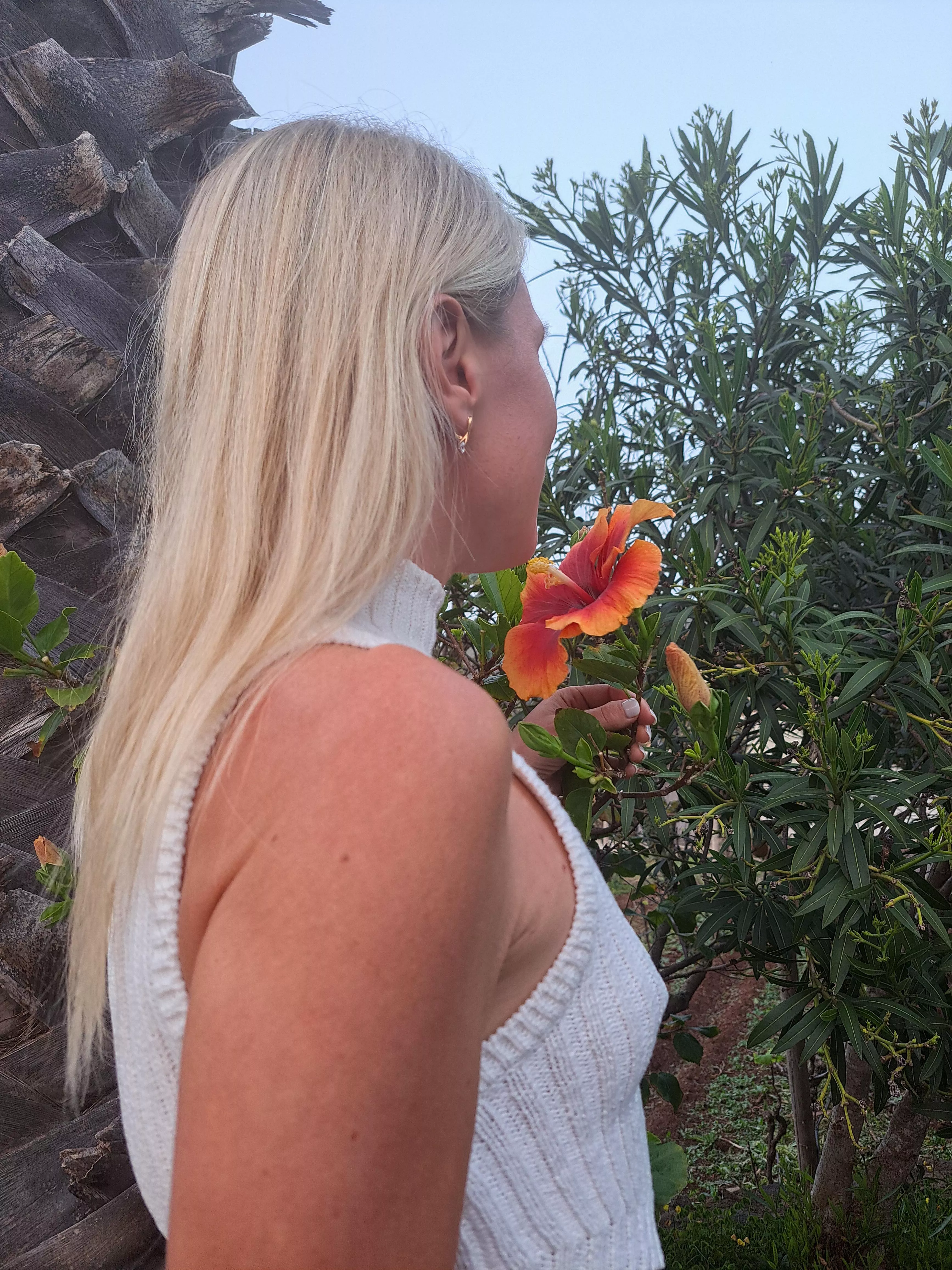 I find braless looks most comfy and stylish  posted by vulpesnudista