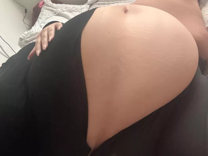 i’m pinned under my heavy belly by guttslut