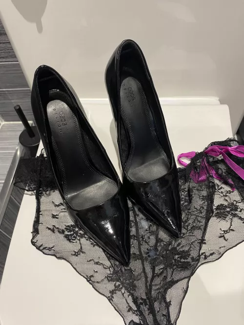 Lacey knickers by stilettoheels89