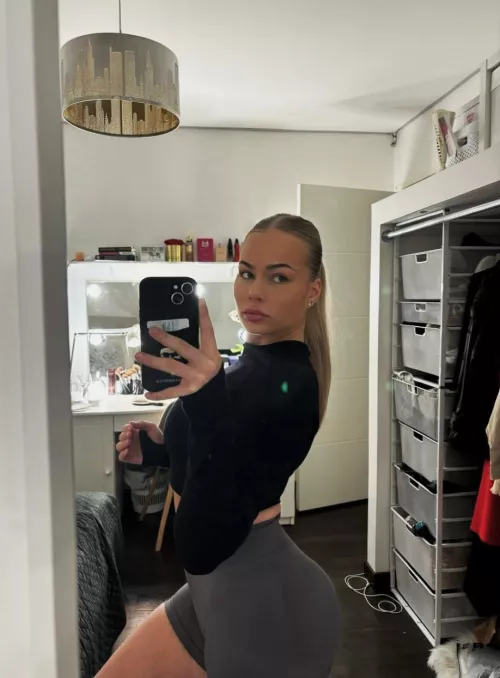 My new leggings looks so sexy on me by melicherry