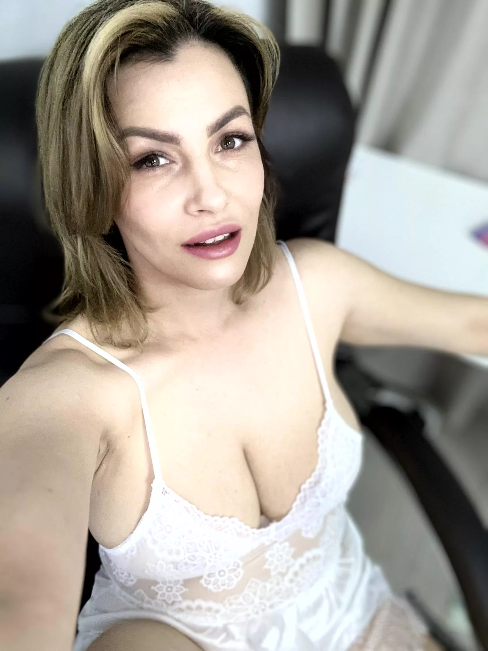 slutty milf in need of a stranger's spanking posted by Heyyounotyo