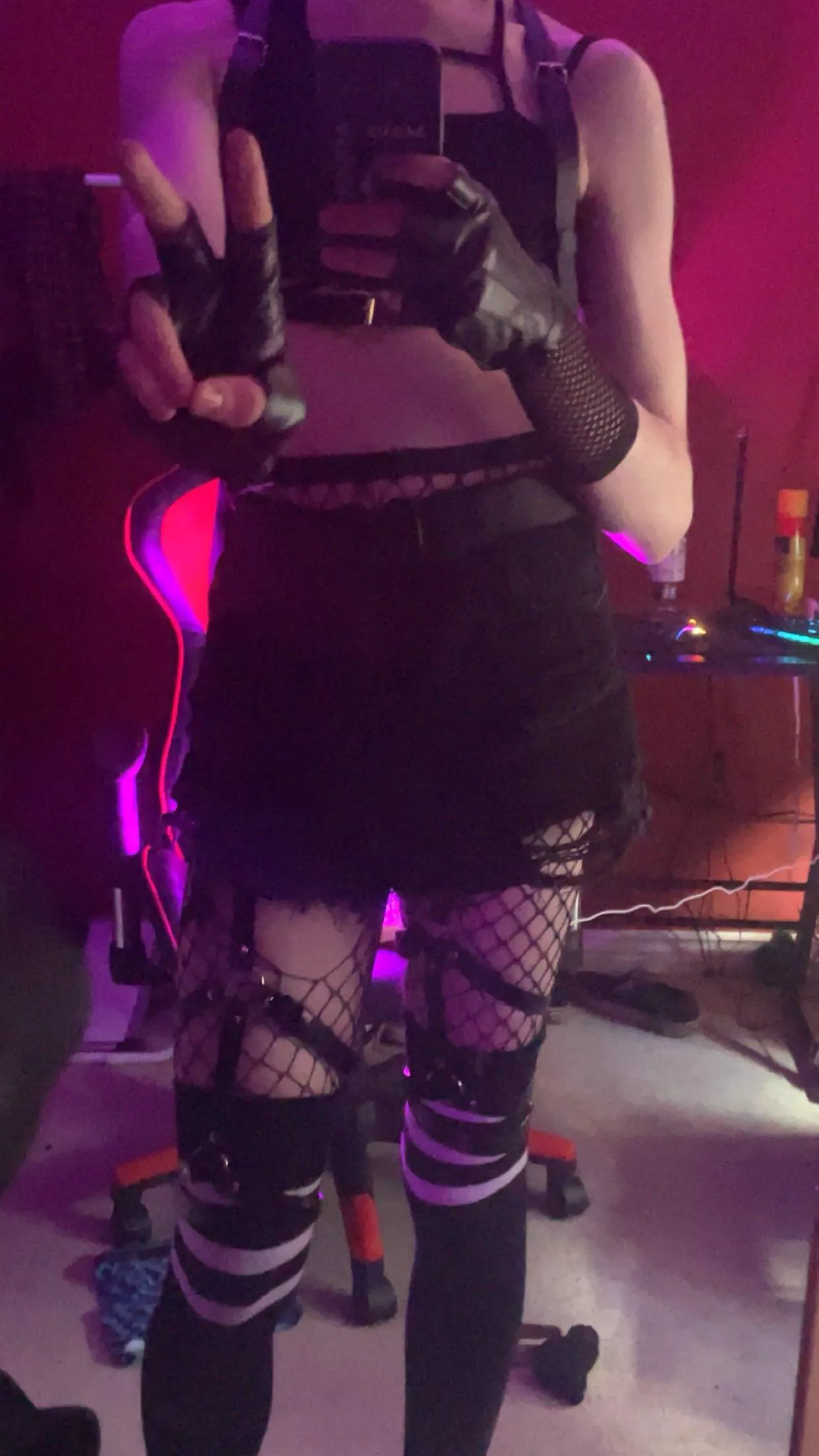 Ugh why life suck 🖤 posted by cyztalScarlet