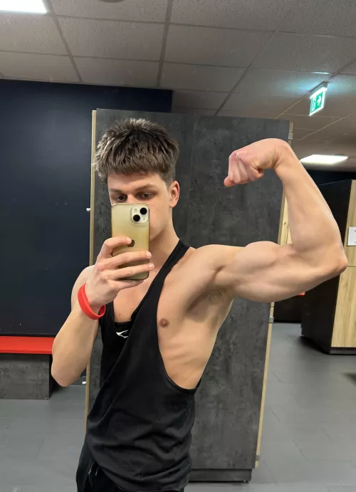 (19)Would you sniff my post workout pit? by Select_Equipment4297