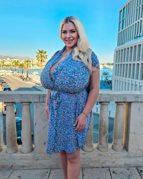 A Flower doesn't compete with other flowers. It just blooms. 🌺
So as my Flowers, they just keep growing. 💕 by ninaphoenix_