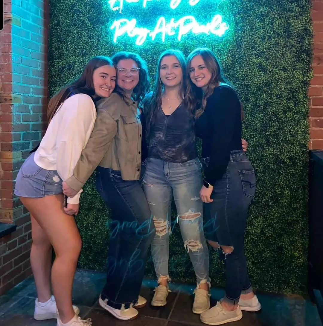 Girls Night Out posted by HerMaster2397