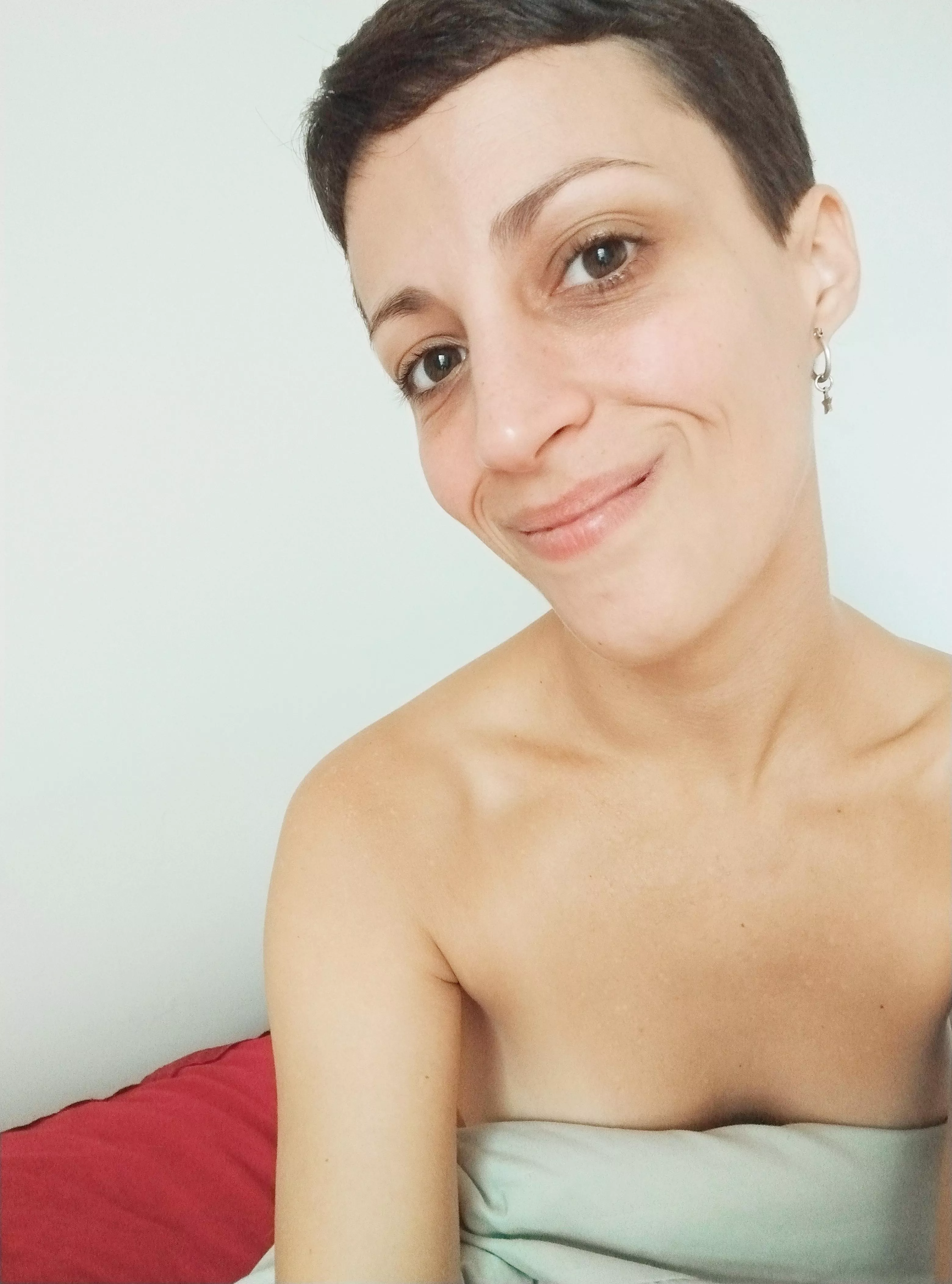 Hi guys! Remember I told you I was going to cut my hair a little more? Well, here is the result 🫣🥰 posted by mooninthenightttt