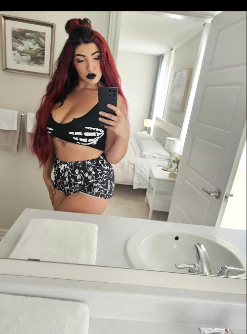 Looking at something scrumtious I supposed by IcedMagma500