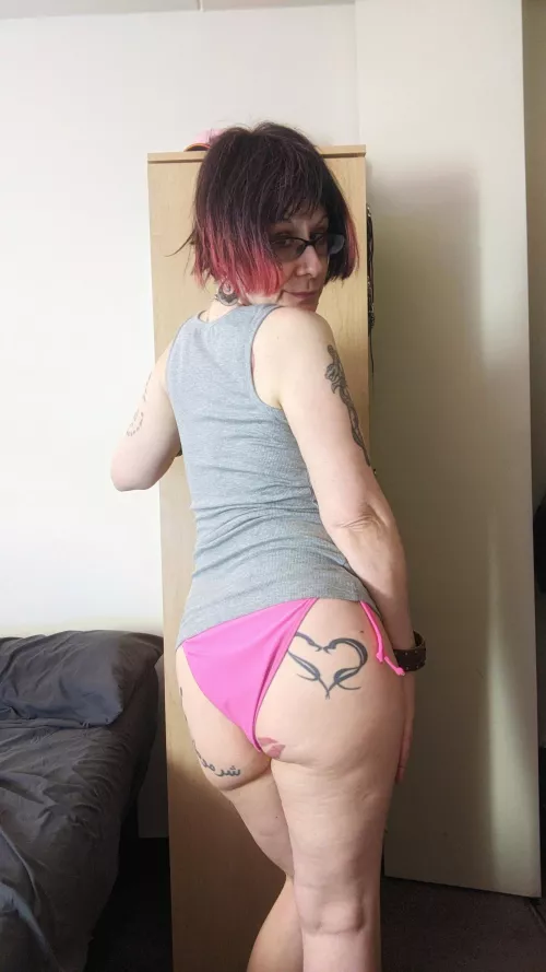 pink panties milf booty by criesofthegoth