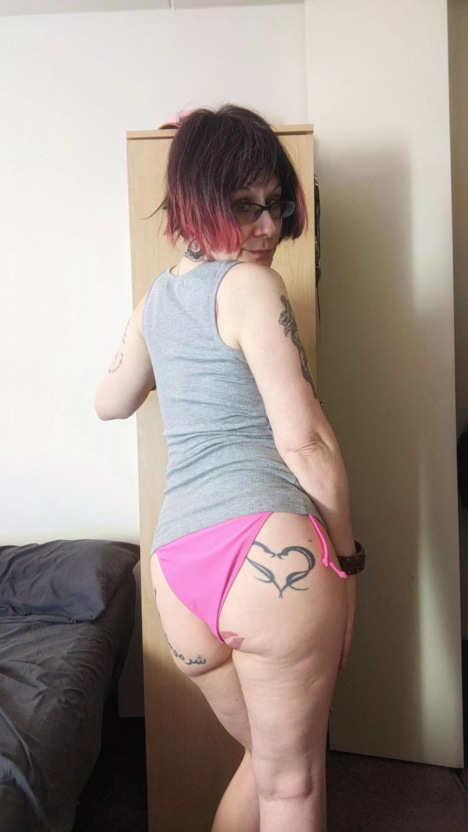 pink panties milf booty posted by criesofthegoth