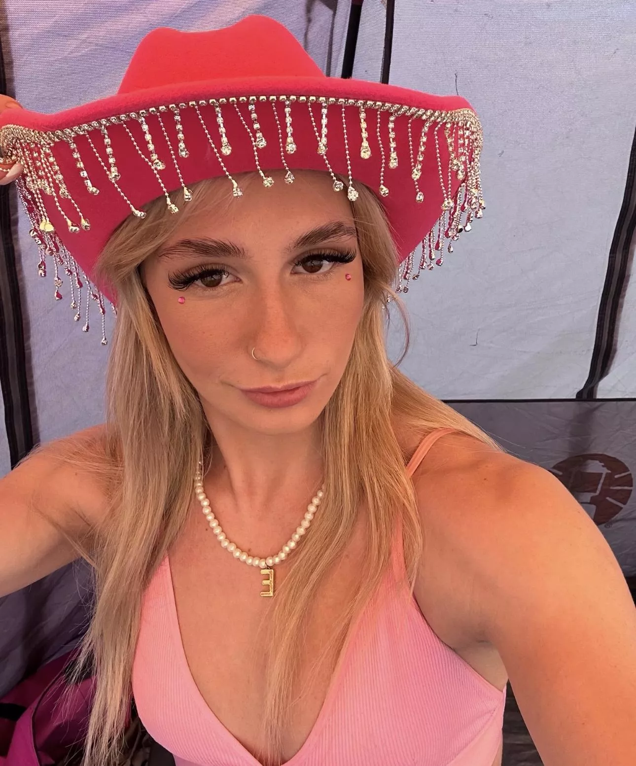 qould you let me go out wearing this crop posted by Charming-Fact-9794