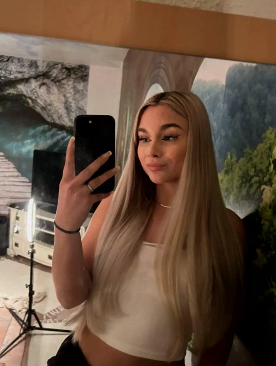 sending shoutout to mama for this gorgeous face and hot body lol posted by WhisperingWhisperxxx