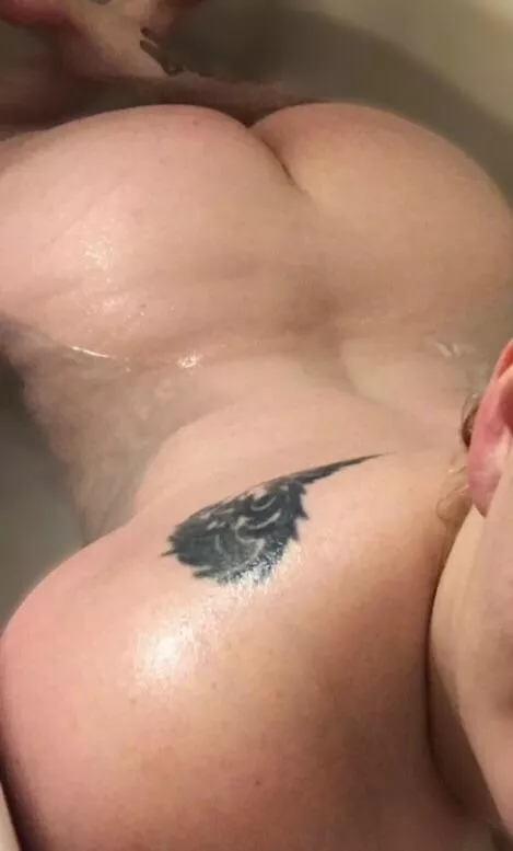 Wet in more ways then one 🫦 posted by Lux405