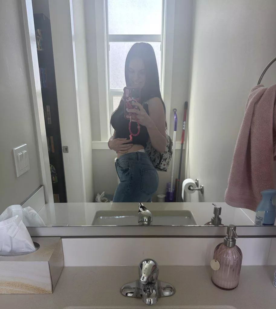 10 points if you can guess what diaper i’m wearing 🤭 posted by SoggyStrawberryy