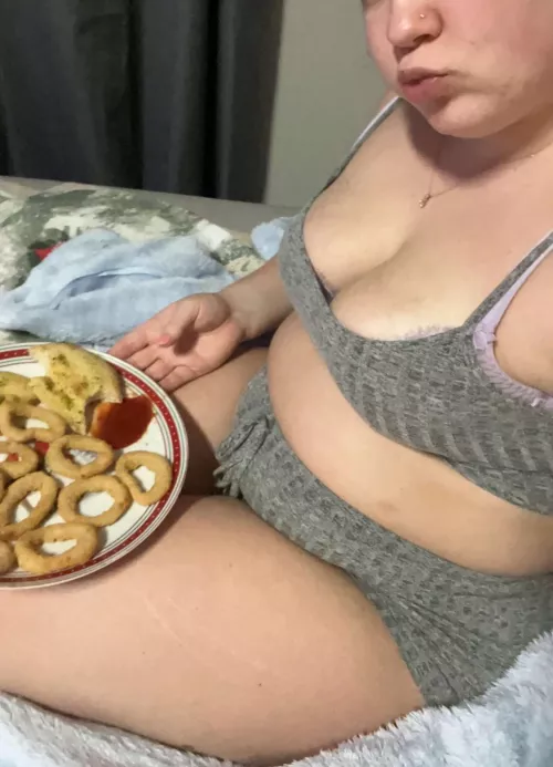 Almost forgot to take a pic, the garlic bread was irresistible 🤤 by AbaloneConscious7035