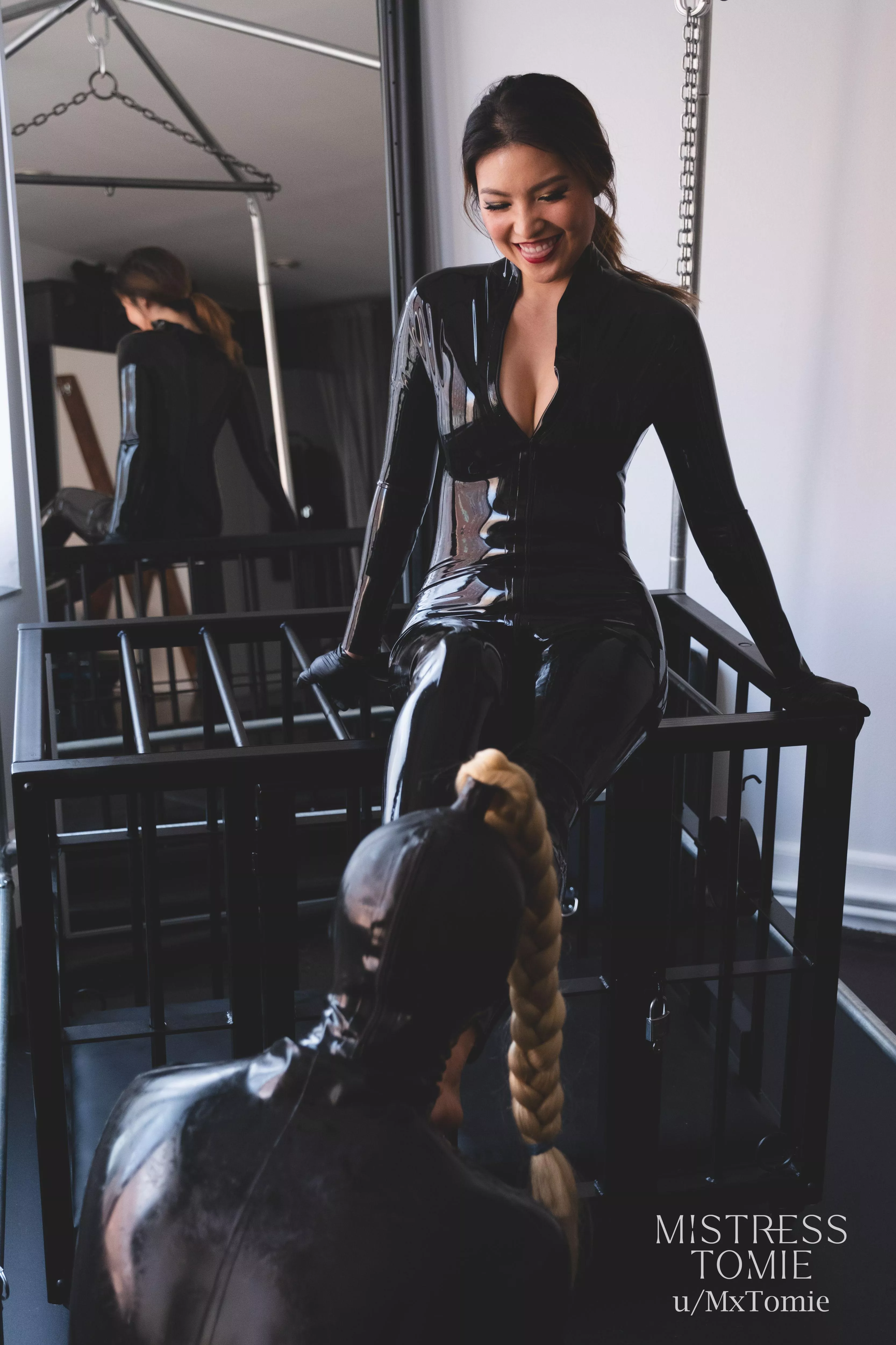 Laughing as my loser gimp does what I tell him to do [F][M] posted by mxtomie