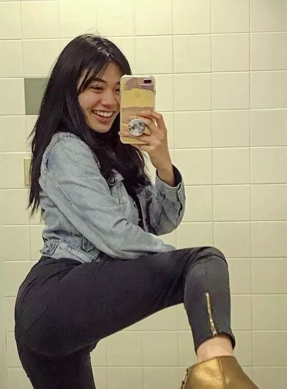 Restroom Selfie posted by whitetoweltw