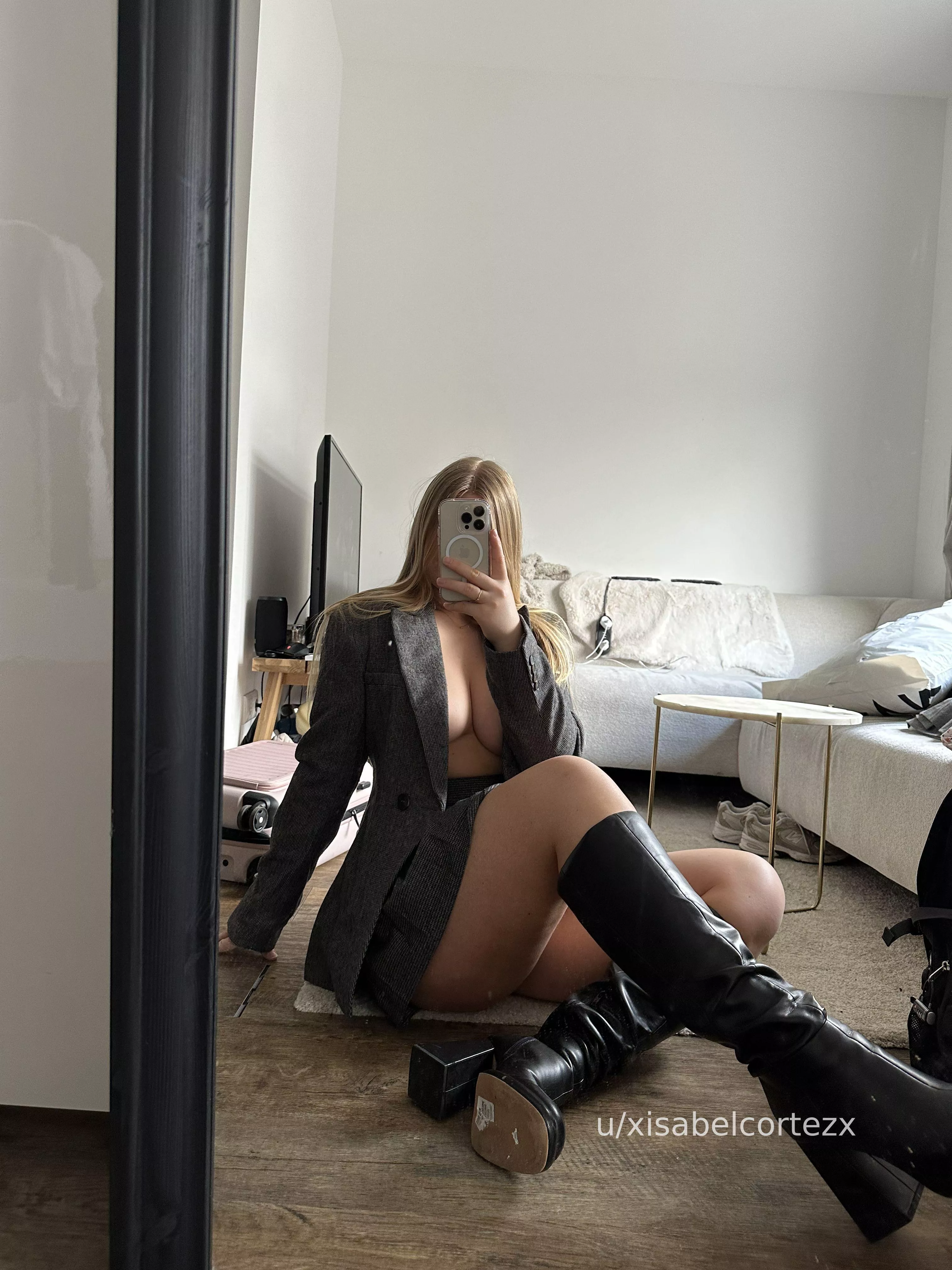 Spanish schoolgirl outfit & leather high heelt boots 🫶🏼 posted by xisabelcortezx