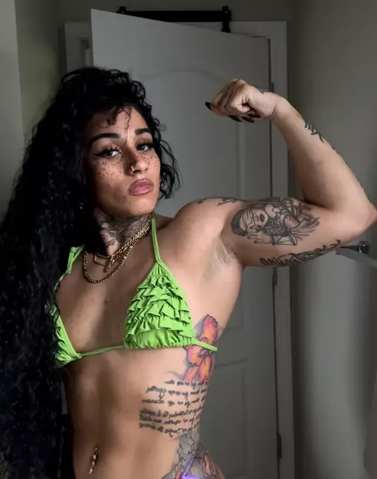 Turn me on by licking my armpits posted by Alexia_Richard