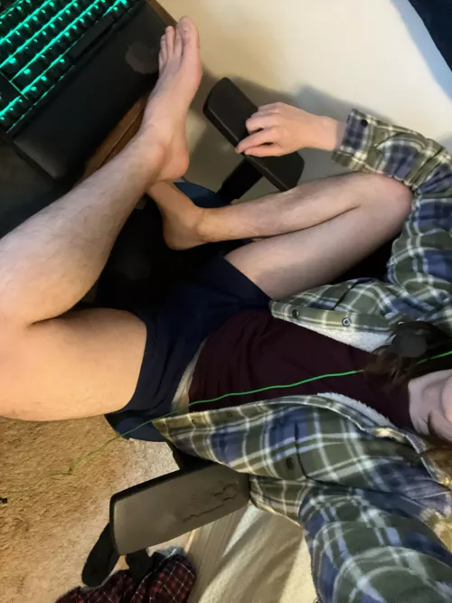 26 gamer here any bro that wats to chill long term and just have chill snaps hmu any age is cool, pref hairy hmu by needpissbro