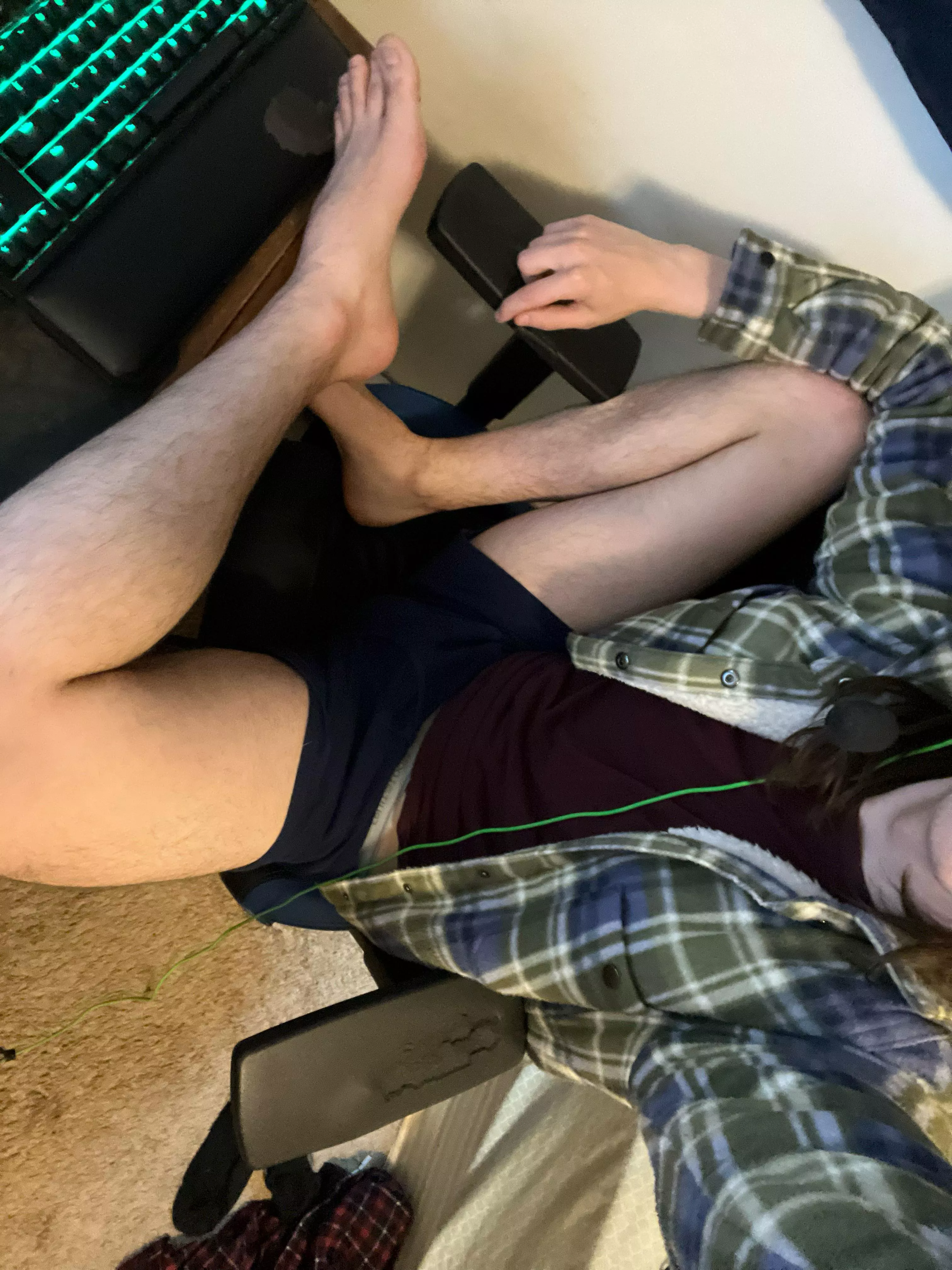 26 gamer here any bro that wats to chill long term and just have chill snaps hmu any age is cool, pref hairy hmu posted by needpissbro