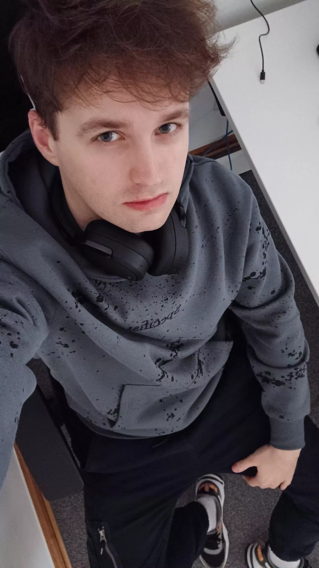 Alone in the office on friday, time to browse reddit 🙊. Hi from Czechia 🇨🇿👋 posted by Lucasean