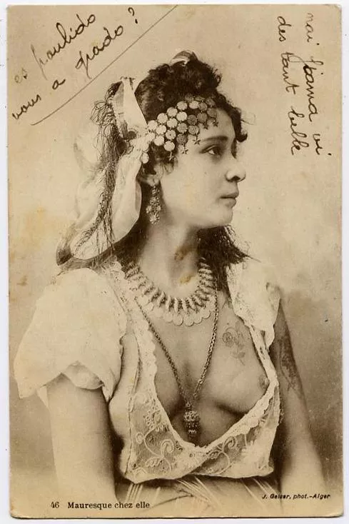 Burlesque dancer posted by Mundane-Employer-719