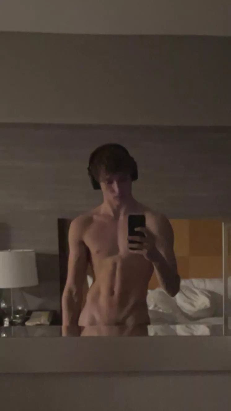 I have this hotel room all to myself 😵‍💫 idk what to do with myself posted by tenii23