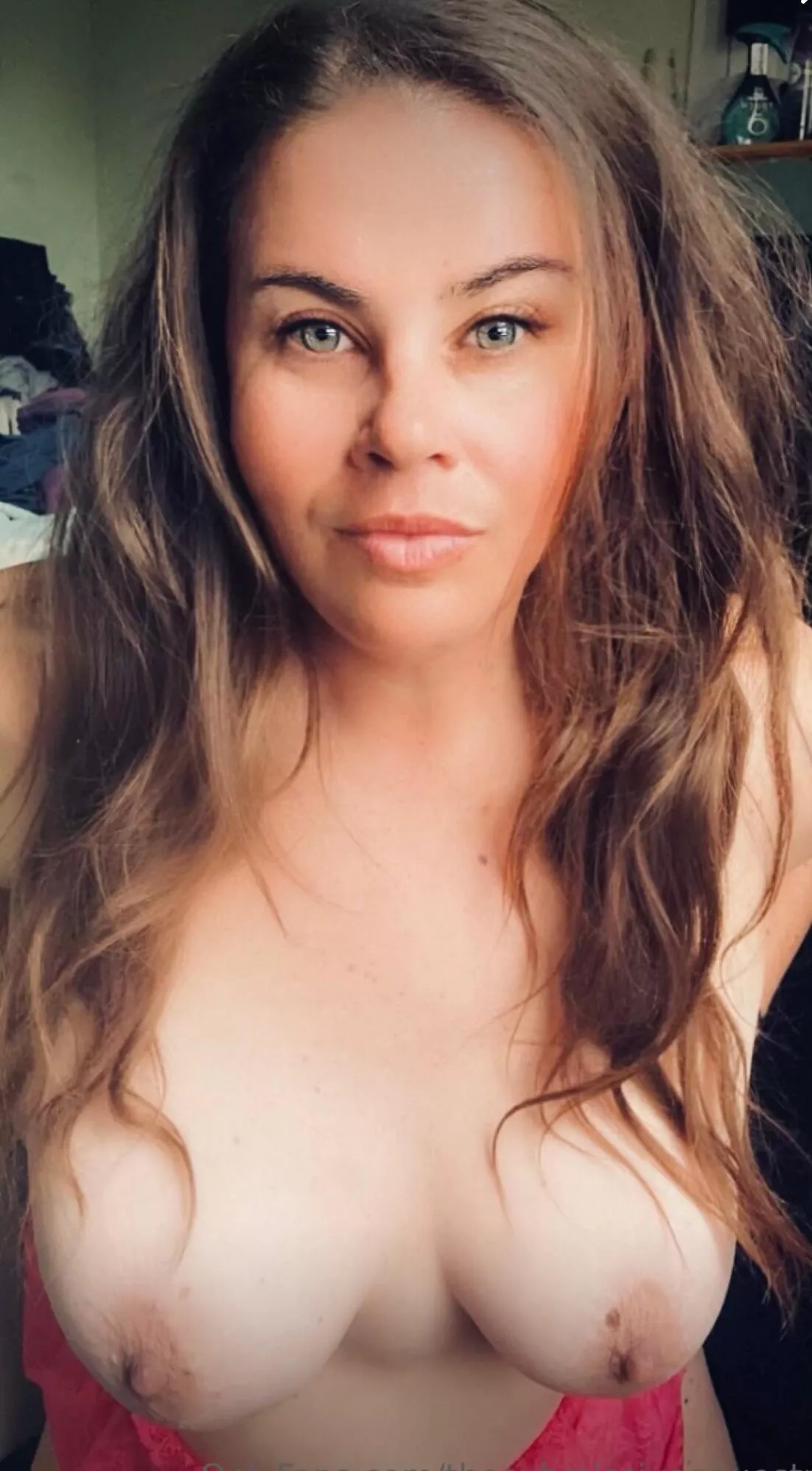 Just a professional equestrian MILF doing amateur slut stuff in the bedroom for your pleasure.  posted by theSubmissiveToes