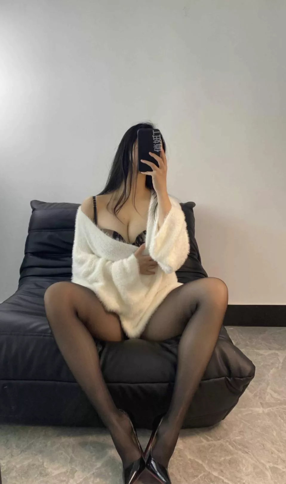 Stroke my nylon legs. posted by Microtonee