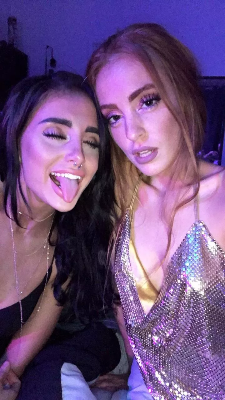 who's the girl on the right ? please ! posted by ocellarion