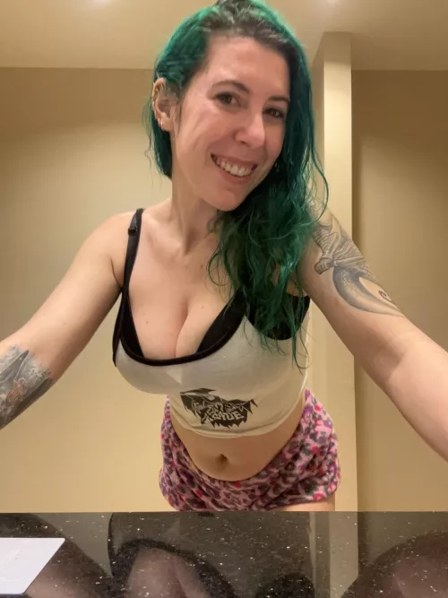 Busty smiles by sirenskiss3