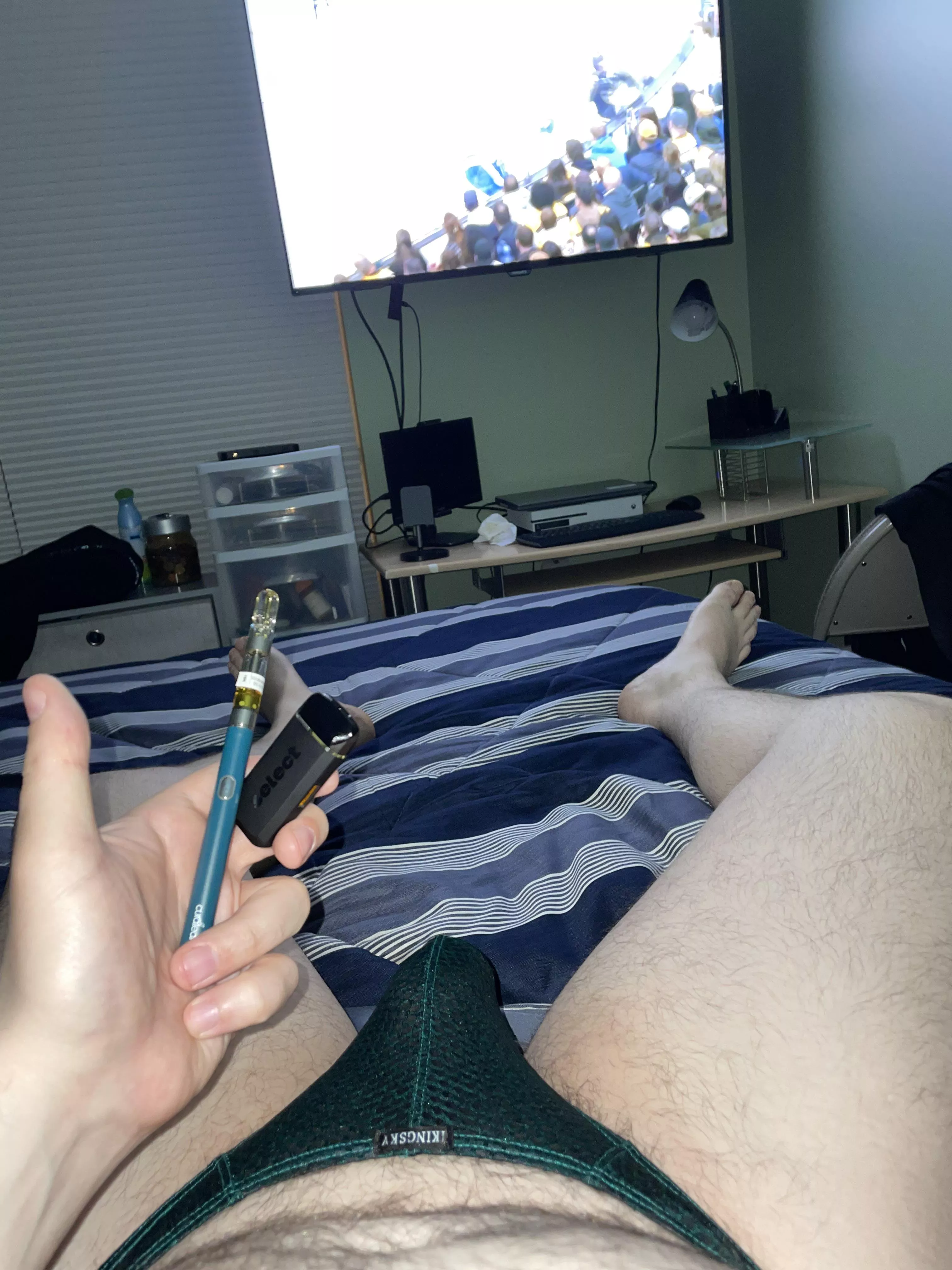 Don’t have to worry about either team, so just relaxing and celebrating 4/20! DMs are open all night! posted by Buster912