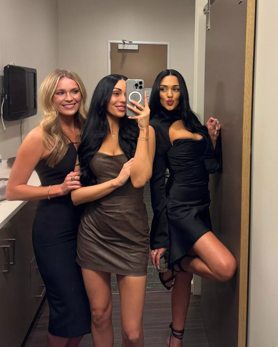 Restroom Hotties posted by whitetoweltw