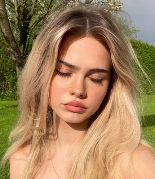 Sara Crumbleleg by Ken789gh