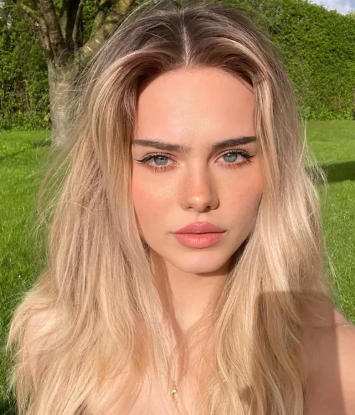 Sara Crumbleleg by Ken789gh