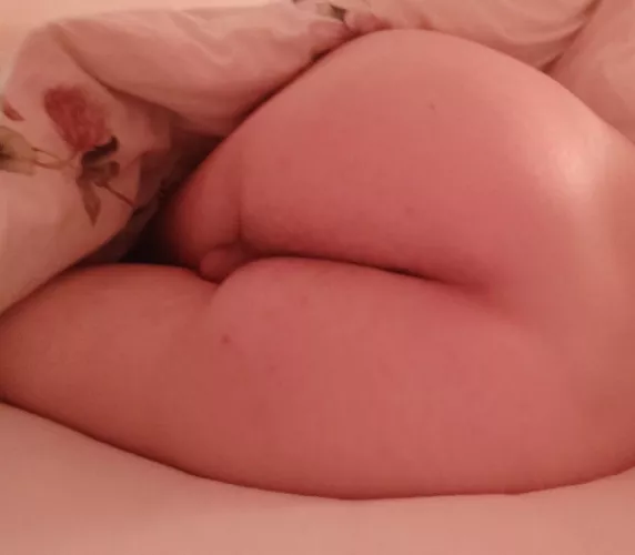 Tell me, is my butt cute? by shybiboi