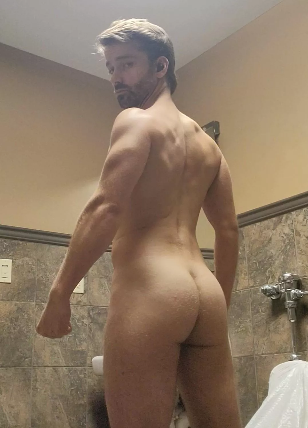 working on my fitn-ass 😊💪 posted by XyonSkye