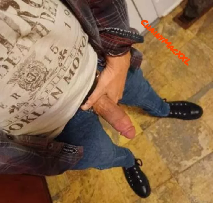 (41) Get on your knees before I head to work posted by ChainyMacXXL