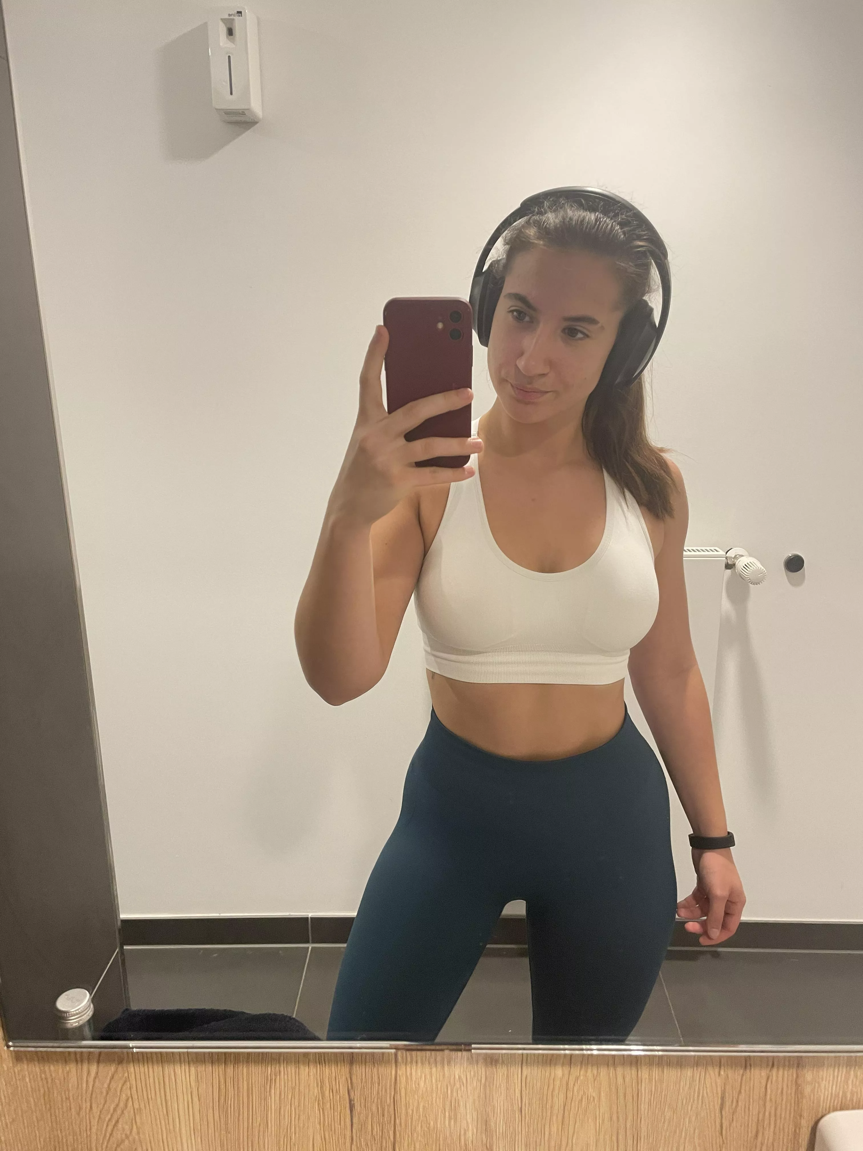 Can't keep your eyes off of these curves posted by alekanidis