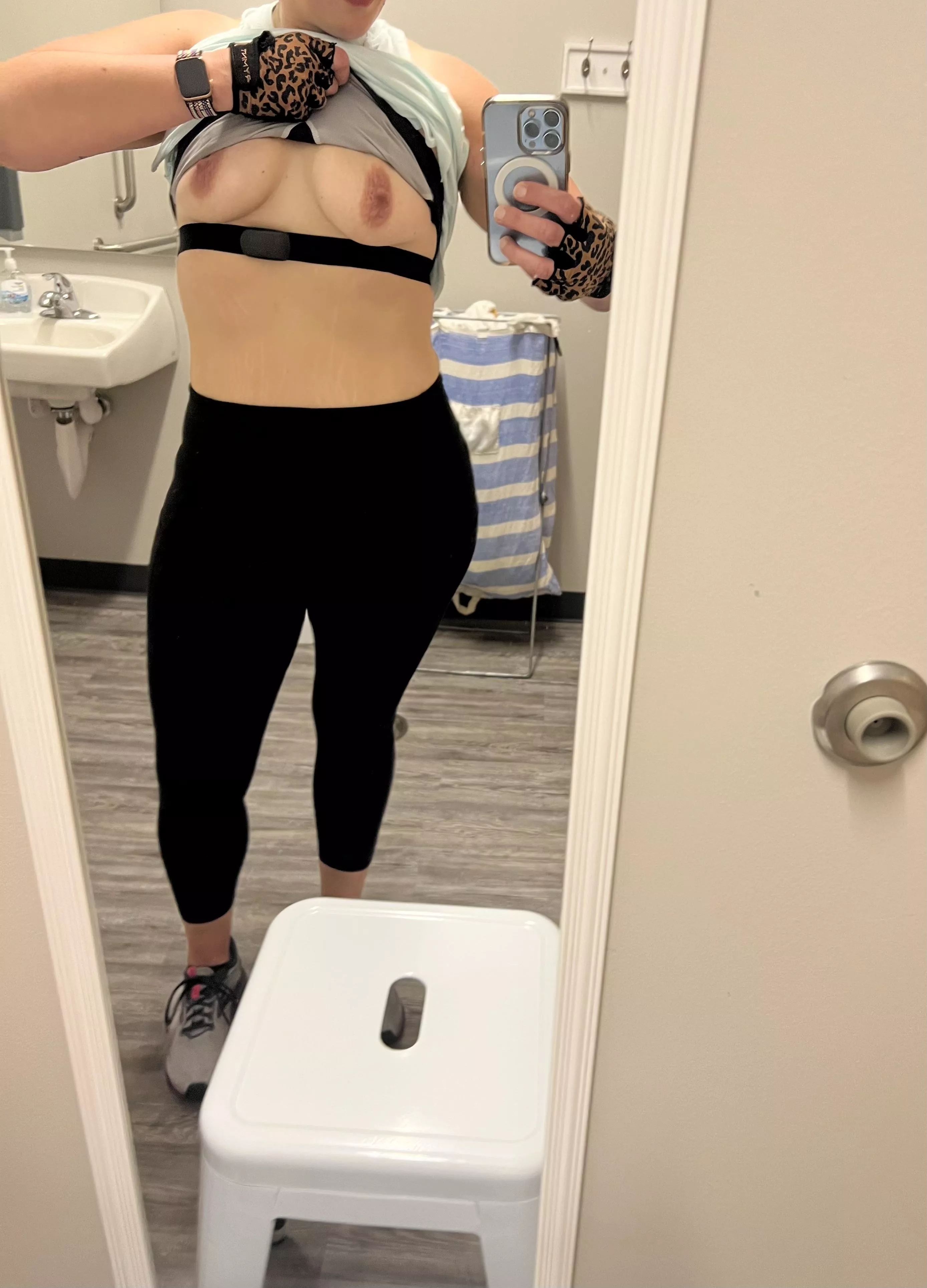 Starting my Monday off with chest day at the gym ;) posted by RaynaNThunder