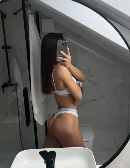 thoughts? [f] by linasphysiquex