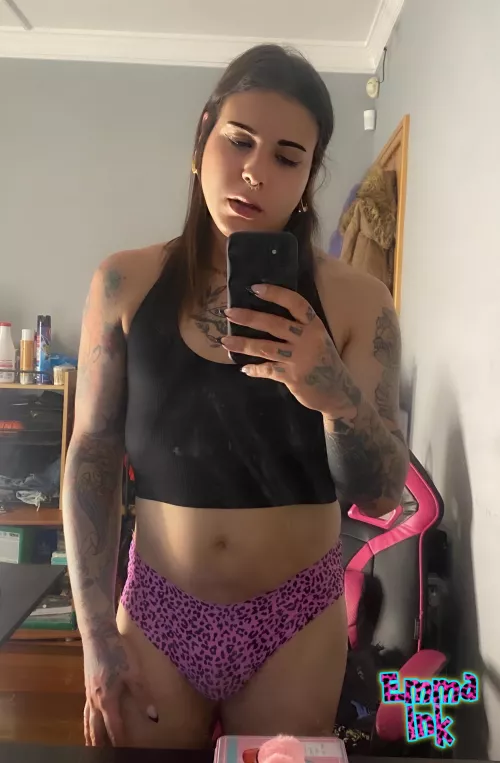 Time to rest after the gym 🖤🩷 by emmaink-trans