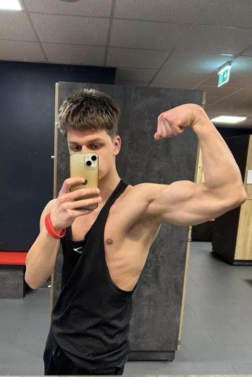 (19)Would you smell my post workout pit? by Select_Equipment4297