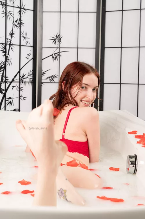 And here I was thinking I was all alone by Lena_Sins