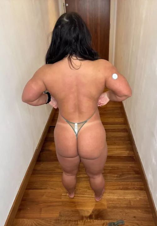 How many older guys who wants to pound me from behind?😜  by musclemidgett