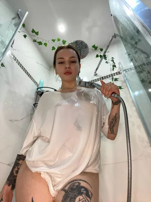 I got my shirt wet and now I want to go outside for a walk by bambiliya