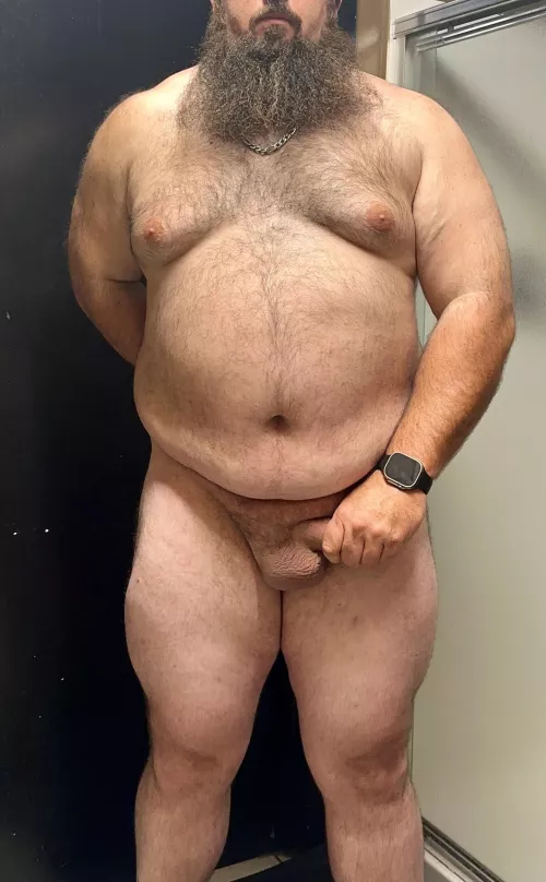 New here, thoughts on the beard and quad pump after a brutal leg day? by Mental_Cable9594